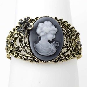 Cameo Bracelet w Crystal Accents